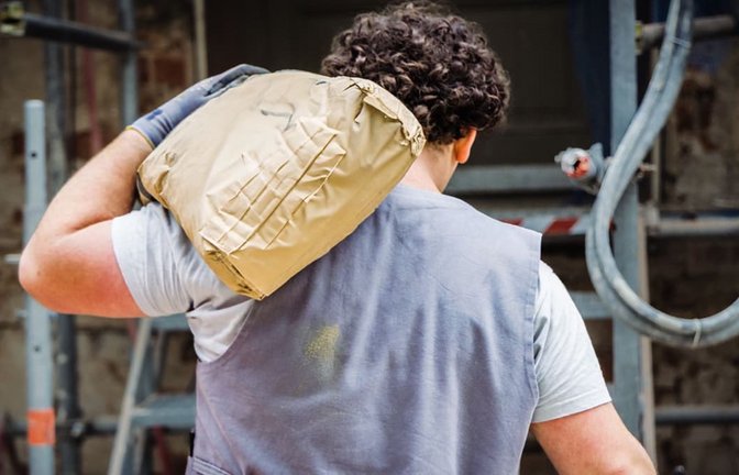 Gerade Ältere stoßen bei schwerer körperlicher Arbeit wie auf dem Bau an ihre Grenzen: Deswegen kritisieren die Gewerkschaft IG BAU die Rentenpläne der Bundesregierung.<span class='image-autor'>IG BAU/Alireza Khalili</span>