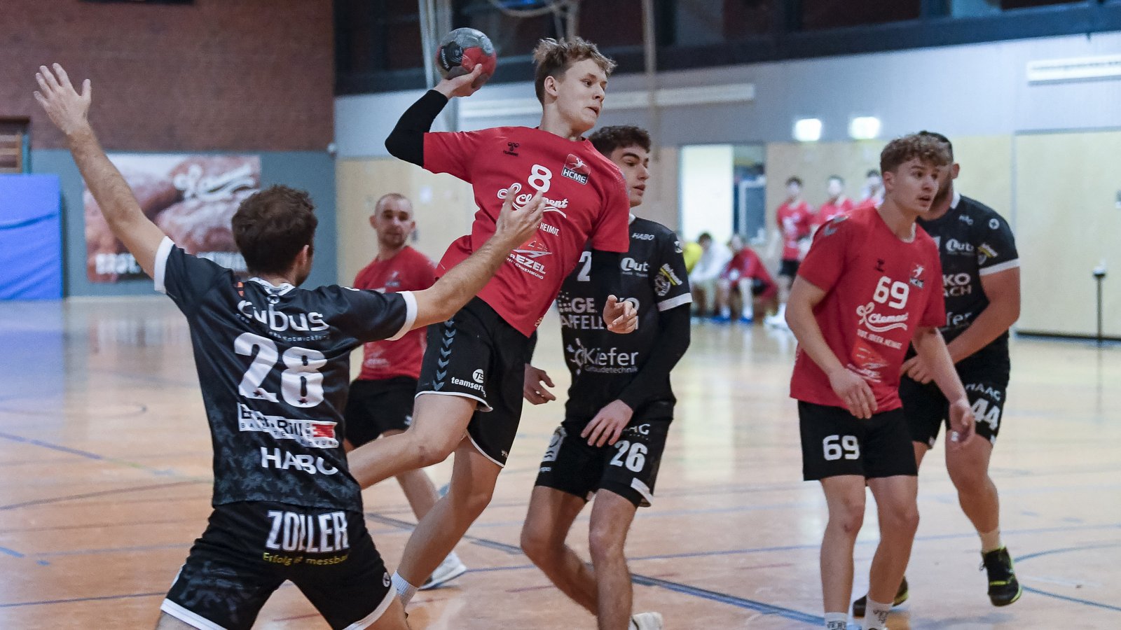 Fabian Fengler (am Ball) gehört zu den zehn unterschiedlichen Torschützen, mit denen der HCME sein Spiel gewinnt. Foto: Leitner