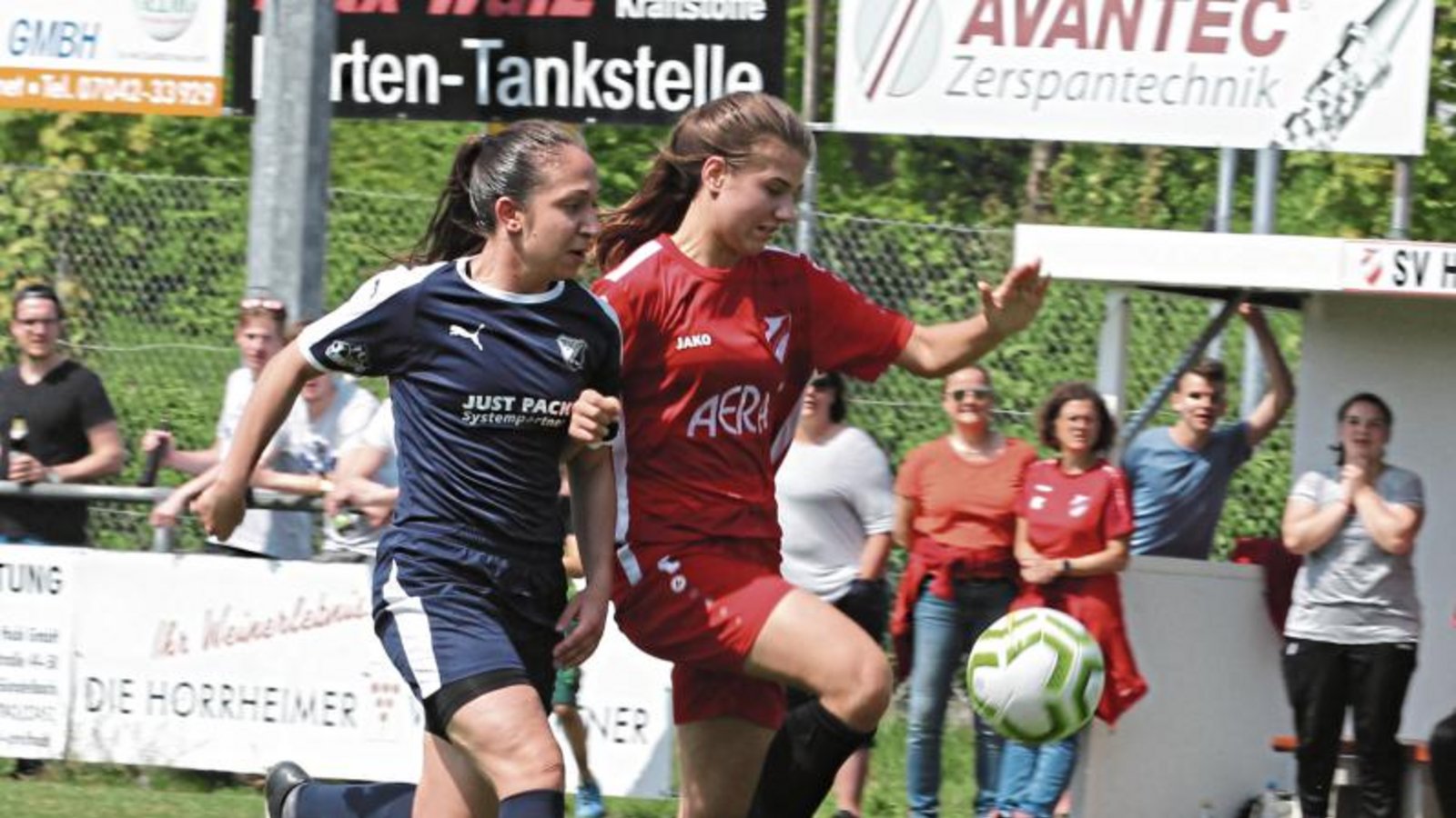 Anna-Lena Collmer (rechts) erzielte innerhalb von noch nicht einmal einer Viertelstunde einen lupenreinen Hattrick gegen den MTV Stuttgart. Foto: Archiv/Nachreiner Anna-Lena Collmer (rechts) erzielte innerhalb von noch nicht einmal einer Viertelstunde einen lupenreinen Hattrick gegen den MTV Stuttgart. Foto: Archiv/Nachreiner