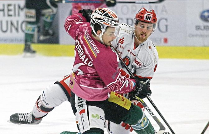 Auch auf Knien ist der Bietigheimer Myles Fitzgerald (vorne) wie hier von Crimmitschaus Austin Fyten nicht vom Puck zu trennen. Foto: Baumann