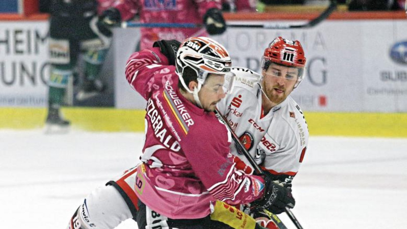 Auch auf Knien ist der Bietigheimer Myles Fitzgerald (vorne) wie hier von Crimmitschaus Austin Fyten nicht vom Puck zu trennen. Foto: Baumann Auch auf Knien ist der Bietigheimer Myles Fitzgerald (vorne) wie hier von Crimmitschaus Austin Fyten nicht vom Puck zu trennen. Foto: Baumann