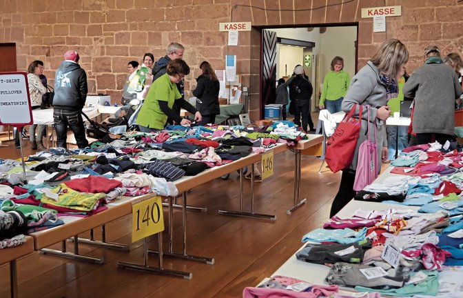 Mehr als 8000 Artikel warteten am Samstagmorgen beim inzwischen 71. Second-Hand-Basar in Maulbronn auf ihre Käufer.  Foto: Friedrich
