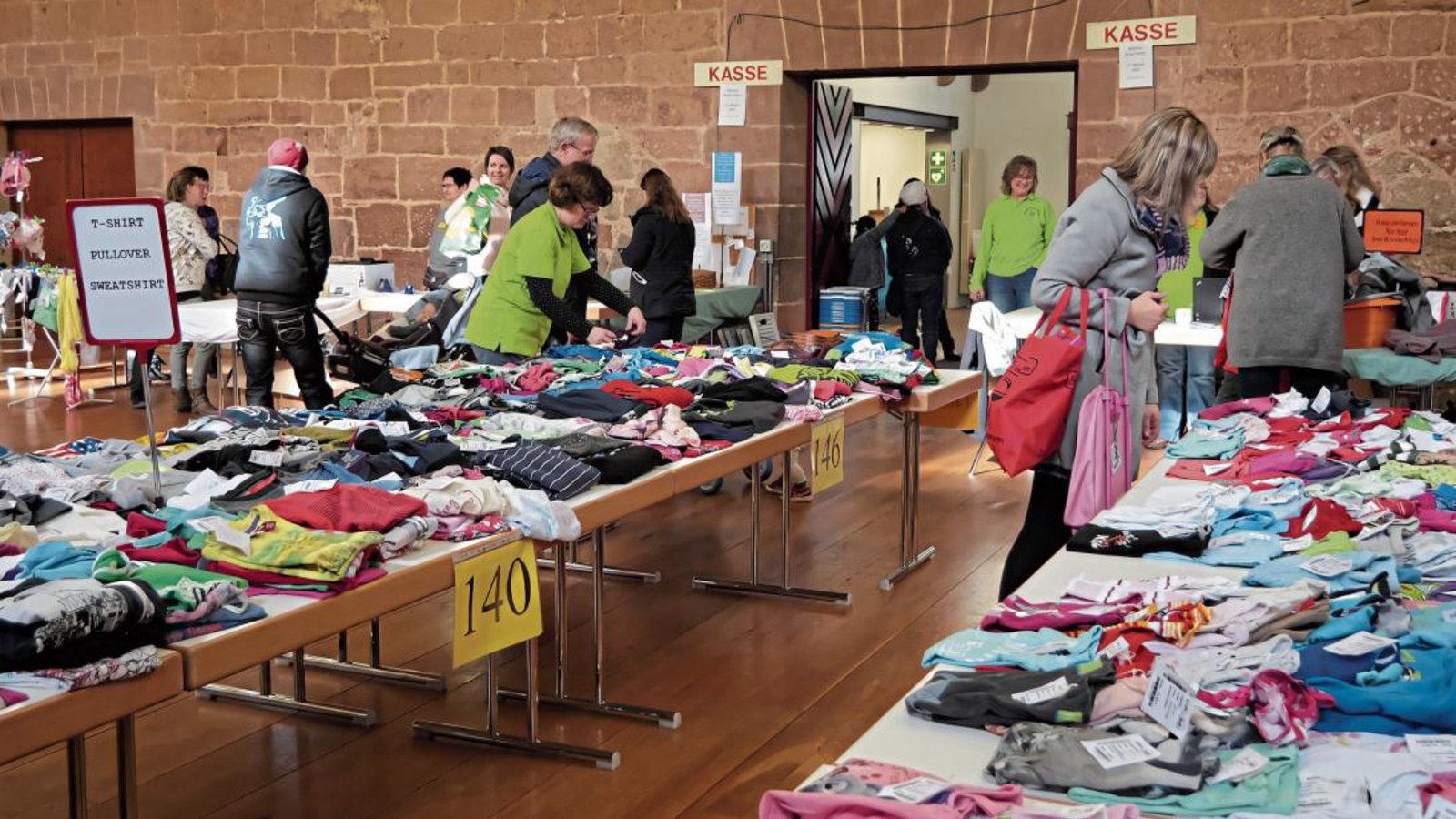 Mehr als 8000 Artikel warteten am Samstagmorgen beim inzwischen 71. Second-Hand-Basar in Maulbronn auf ihre Käufer.  Foto: Friedrich