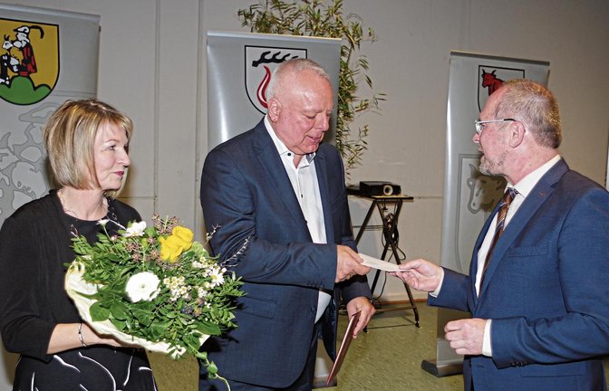 An der Seite seiner Gattin Christine nimmt Horst Fiedler (Mitte) sein Abschiedsgeschenk von Jürgen Vogt als dem Vertreter des Landkreises Ludwigsburg entgegen.  Fotos: Romanowski