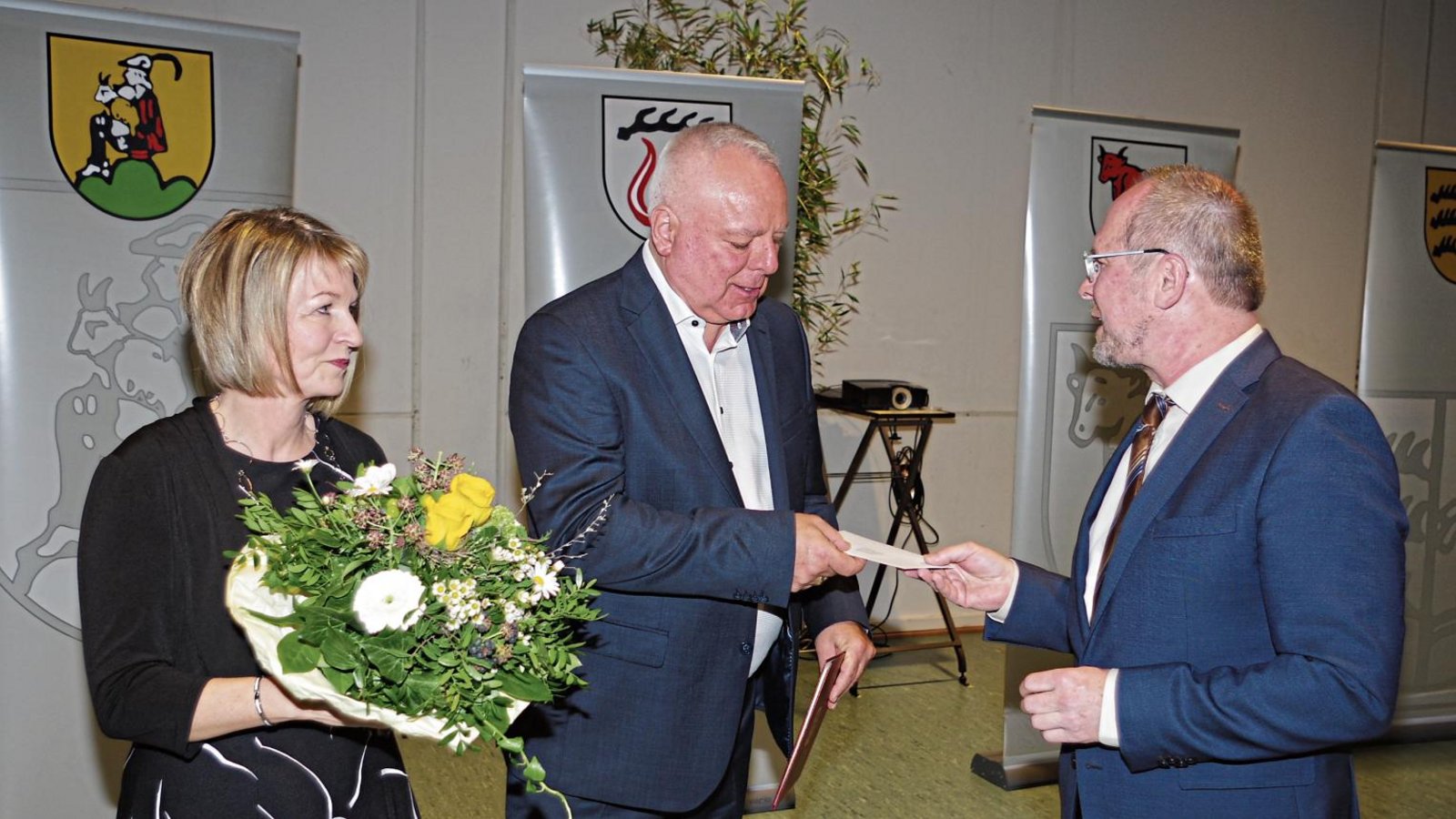 An der Seite seiner Gattin Christine nimmt Horst Fiedler (Mitte) sein Abschiedsgeschenk von Jürgen Vogt als dem Vertreter des Landkreises Ludwigsburg entgegen. Fotos: Romanowski An der Seite seiner Gattin Christine nimmt Horst Fiedler (Mitte) sein Abschiedsgeschenk von Jürgen Vogt als dem Vertreter des Landkreises Ludwigsburg entgegen. Fotos: Romanowski