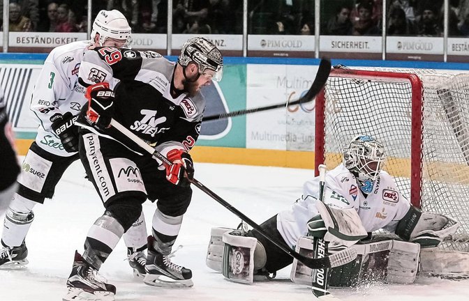 Steelers-Goalie rettet gegen Brett Breitkreutz (Mitte). Die Niederlage der Bietigheimer bei den Löwen Frankfurt konnte er aber nicht verhindern. Foto: Simecek