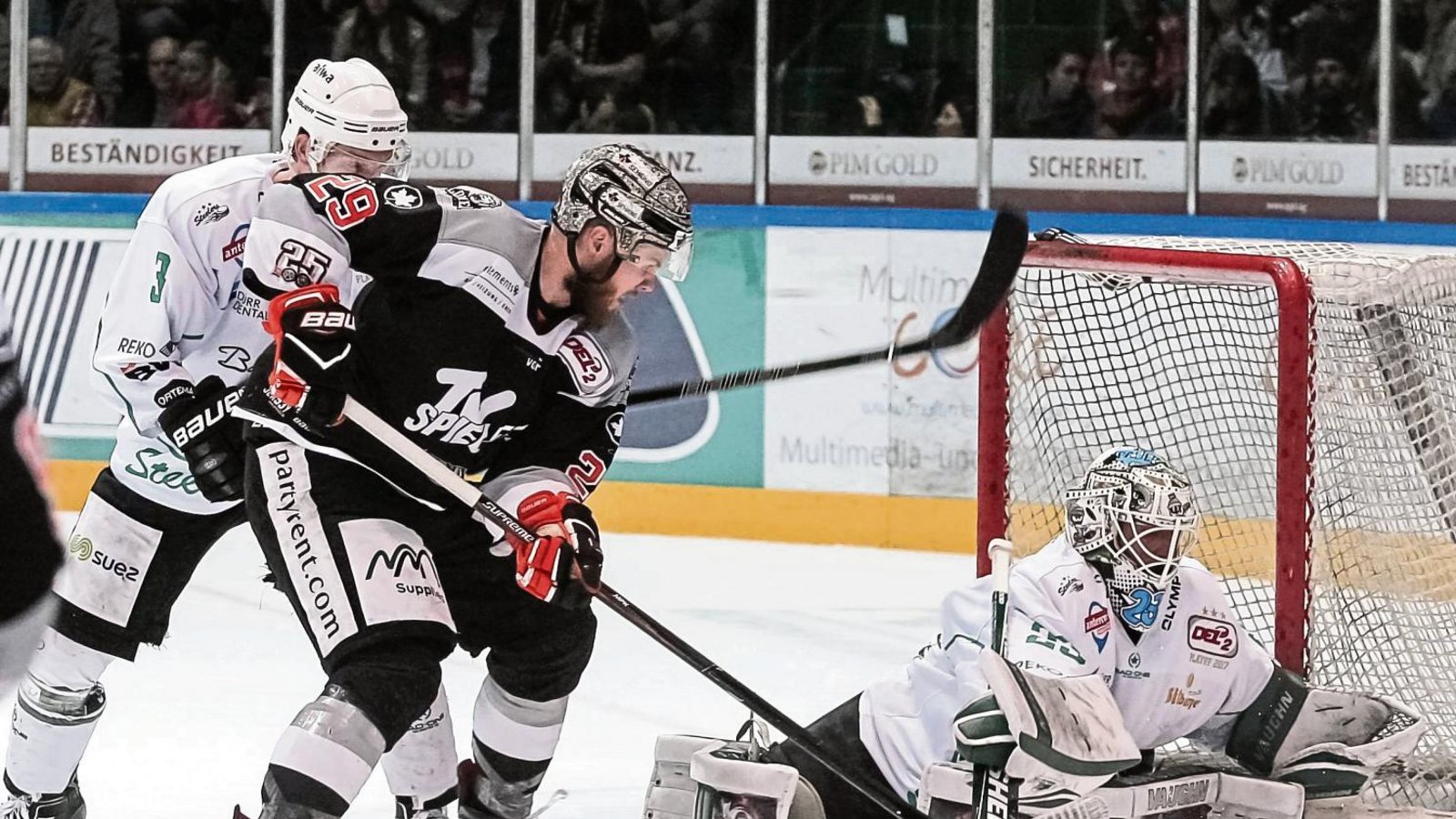 Steelers-Goalie rettet gegen Brett Breitkreutz (Mitte). Die Niederlage der Bietigheimer bei den Löwen Frankfurt konnte er aber nicht verhindern. Foto: Simecek