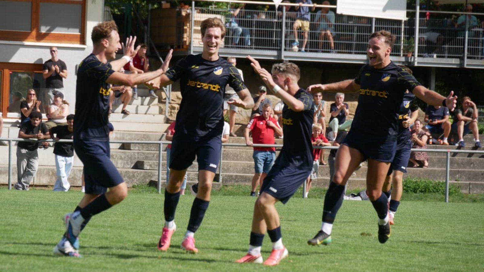Der Husarenstreich ist perfekt: Beim grenzenlosen Jubel des TSV Ehningen nach dem 3:2-Siegtreffer schauen die Spieler selbst fast schon ein wenig ungläubig.Harald Rommel Der Husarenstreich ist perfekt: Beim grenzenlosen Jubel des TSV Ehningen nach dem 3:2-Siegtreffer schauen die Spieler selbst fast schon ein wenig ungläubig.Harald Rommel