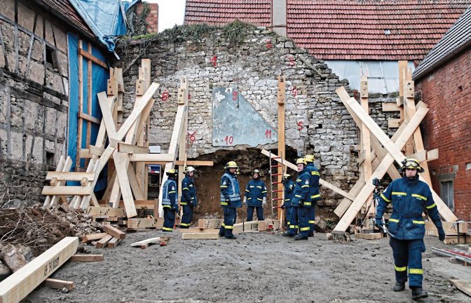 Mit Strebstützen sichern die THW-Helfer die denkmalgeschützte Stadtmauer in Oberriexingen. Fotos: Bögel