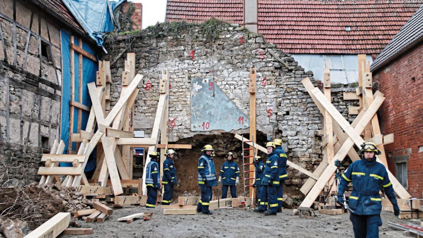 Mit Strebstützen sichern die THW-Helfer die denkmalgeschützte Stadtmauer in Oberriexingen. Fotos: Bögel Mit Strebstützen sichern die THW-Helfer die denkmalgeschützte Stadtmauer in Oberriexingen. Fotos: Bögel