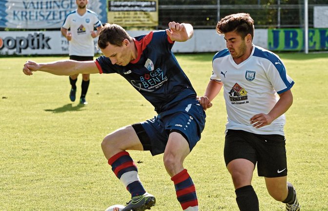 Für die Kicker des VfB Vaihingen (rechts Sven Adamovic) und der SGM Roßwag/Mühlhausen (links Michael Arnold) beginnt der zweite Teil der Saison in der Kreisliga B 7 an diesem Wochenende auf unterschiedlichen Plätzen. Foto: Leitner