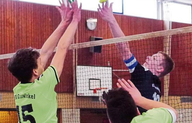 Farin Sparmann (hinter dem Netz) hat als Gastspieler bei Hausdülmen bei der DM im Mixedwettbewerb der 15- bis 18-Jährigen dominiert. Foto: Archiv/privat