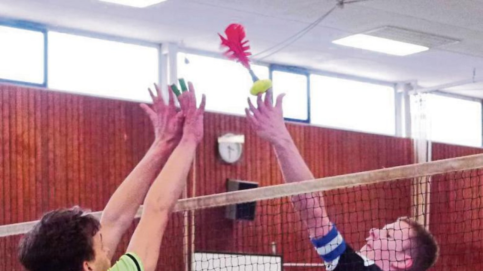 Farin Sparmann (hinter dem Netz) hat als Gastspieler bei Hausdülmen bei der DM im Mixedwettbewerb der 15- bis 18-Jährigen dominiert. Foto: Archiv/privat Farin Sparmann (hinter dem Netz) hat als Gastspieler bei Hausdülmen bei der DM im Mixedwettbewerb der 15- bis 18-Jährigen dominiert. Foto: Archiv/privat