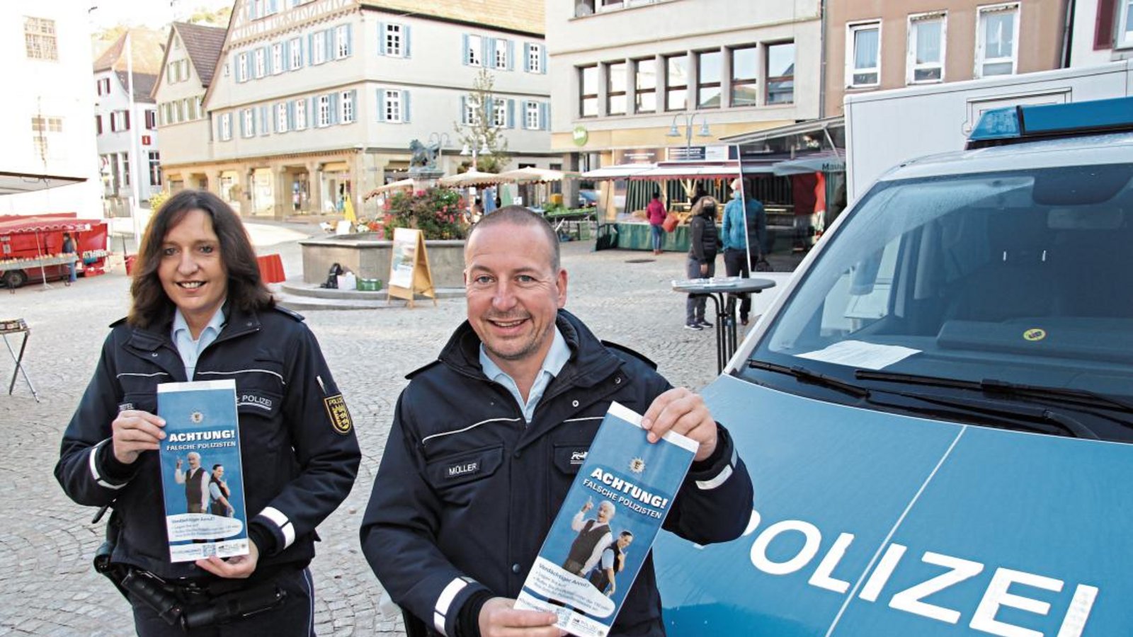 „Achtung! Falsche Polizisten“, ist auf den Bäckertüten zu lesen. Bei Karin Trostel und Björn Müller konnten sich die Besucherinnen und Besucher am Samstag auf dem Vaihinger Wochenmarkt aber sicher: Hier sind echte Beamte im Einsatz. Fotos: Banholzer „Achtung! Falsche Polizisten“, ist auf den Bäckertüten zu lesen. Bei Karin Trostel und Björn Müller konnten sich die Besucherinnen und Besucher am Samstag auf dem Vaihinger Wochenmarkt aber sicher: Hier sind echte Beamte im Einsatz. Fotos: Banholzer