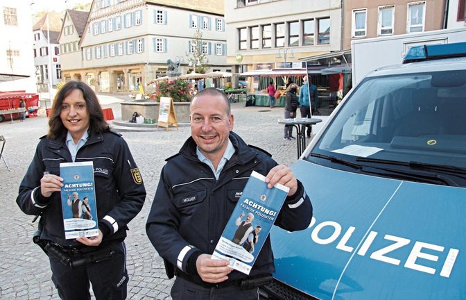 „Achtung! Falsche Polizisten“, ist auf den Bäckertüten zu lesen. Bei Karin Trostel und Björn Müller konnten sich die Besucherinnen und Besucher am Samstag auf dem Vaihinger Wochenmarkt aber sicher: Hier sind echte Beamte im Einsatz.  Fotos: Banholzer