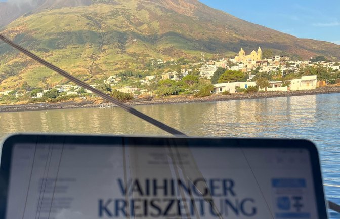 Michael Schöck, Vorsitzender des TSV Enzweihingen, ist derzeit auf Segeltörn und liest mit Blick auf die Insel Stromboli und deren aktiven Vulkan die VKZ in der neuen VKZ-App. <span class='image-autor'>Foto: :  p</span>