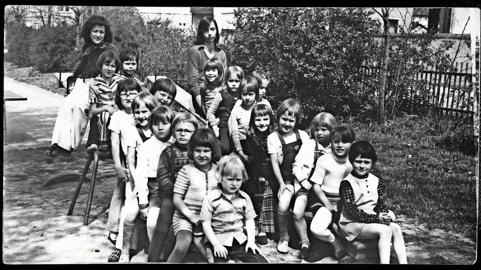 Auch das Gruppenbild gehörte zur Kur. Nicht immer zeigt es fröhliche Kinder.Foto: © C) Gottfried Stoppel/Gottfried Stoppel Auch das Gruppenbild gehörte zur Kur. Nicht immer zeigt es fröhliche Kinder.Foto: © C) Gottfried Stoppel/Gottfried Stoppel