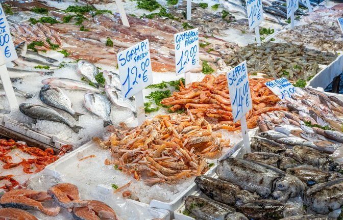 Fischmarkt in Neapel: Experten vermuten, dass die Hepatitis-A-Infektionen mit vergifteten Meeresfrüchten zusammenhängen.<span class='image-autor'>Foto: Imago/Panthermedia</span>