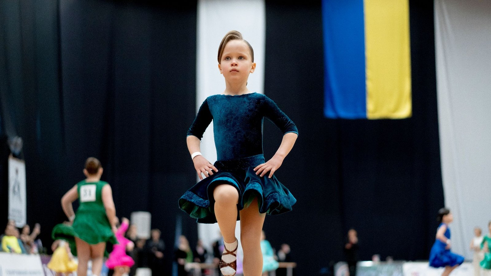 Ein wenig Normalität inmitten des russischen Angriffskriegs: Die siebenjährige Alice tritt bei einem Tanzfestival in Kiew auf.Foto: Roman Hrytsyna/AP/dpa