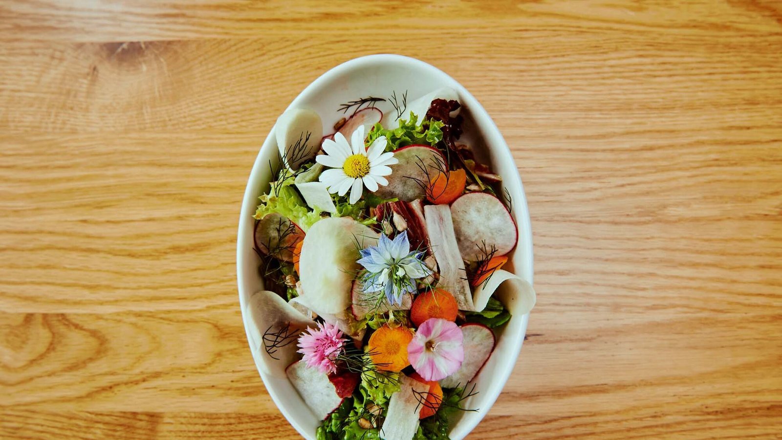 Auch ein kleiner Salat der Saison steht auf der Karte.Foto: Die Burg/Nico Pudimat Auch ein kleiner Salat der Saison steht auf der Karte.Foto: Die Burg/Nico Pudimat