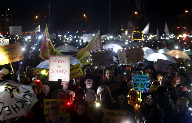 In München versammelten sich Menschen unter dem Motto „Lichtermeer für Demokratie, gegen Rassismus, Antisemitismus und Hetze“.<span class='image-autor'>Foto: dpa/Karl-Josef Hildenbrand</span>