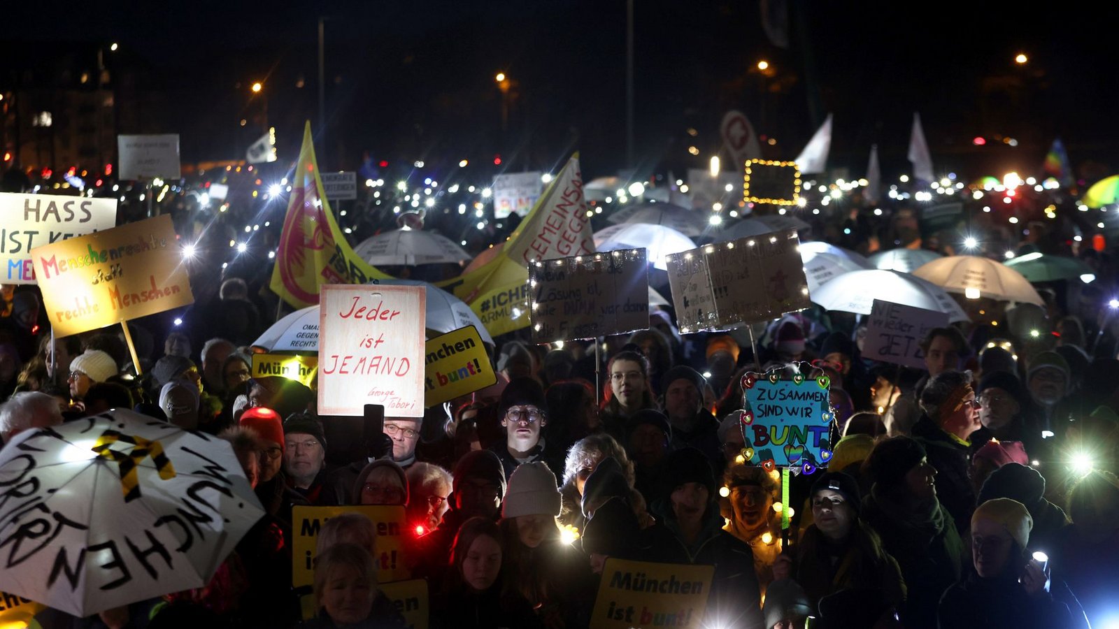 In München versammelten sich Menschen unter dem Motto „Lichtermeer für Demokratie, gegen Rassismus, Antisemitismus und Hetze“.Foto: dpa/Karl-Josef Hildenbrand