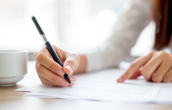 Erfahren Sie, wie sich Kugelschreiber von Papier entfernen lässt. Diese 4 Möglichkeiten gibt es.<span class='image-autor'>Foto: Mangostar / Shutterstock.com</span>