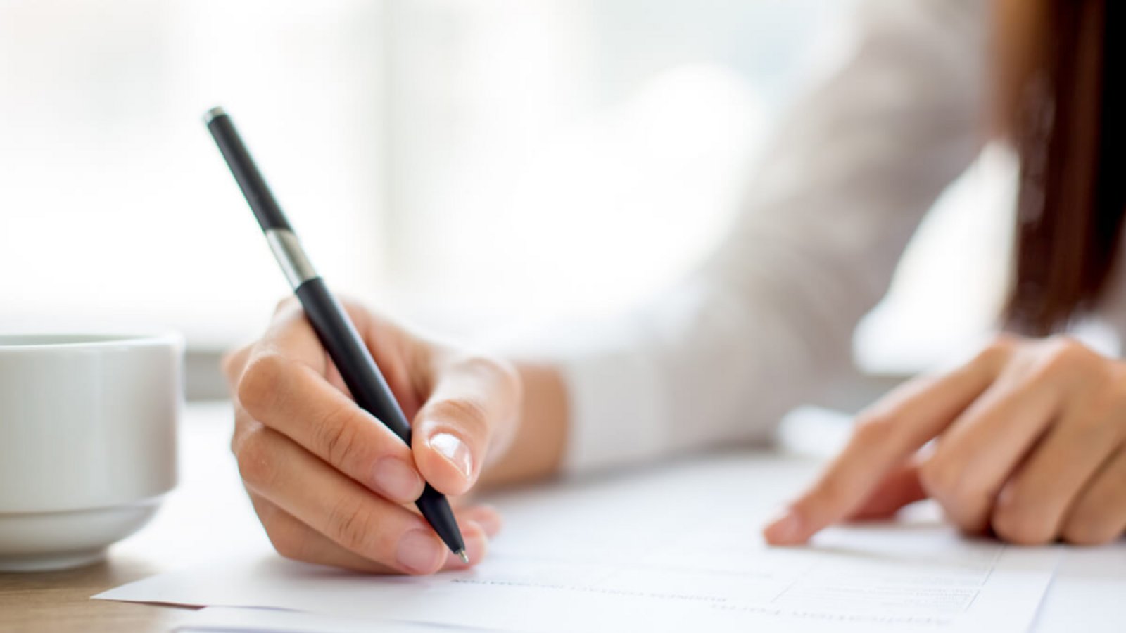 Erfahren Sie, wie sich Kugelschreiber von Papier entfernen lässt. Diese 4 Möglichkeiten gibt es.Foto: Mangostar / Shutterstock.com