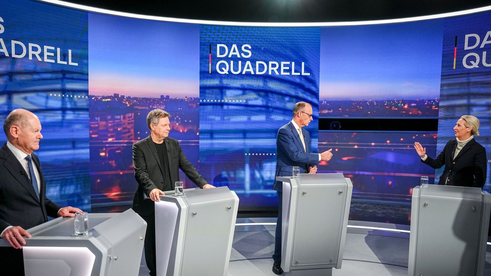 Bei RTL/ntv traten die Kanzlerkandidaten Olaf Scholz (SPD, v. l.), Robert Habeck (Grüne), Friedrich Merz (CDU) und Alice Weidel (AfD) zum Quadrell an.Foto: dpa/Kay Nietfeld