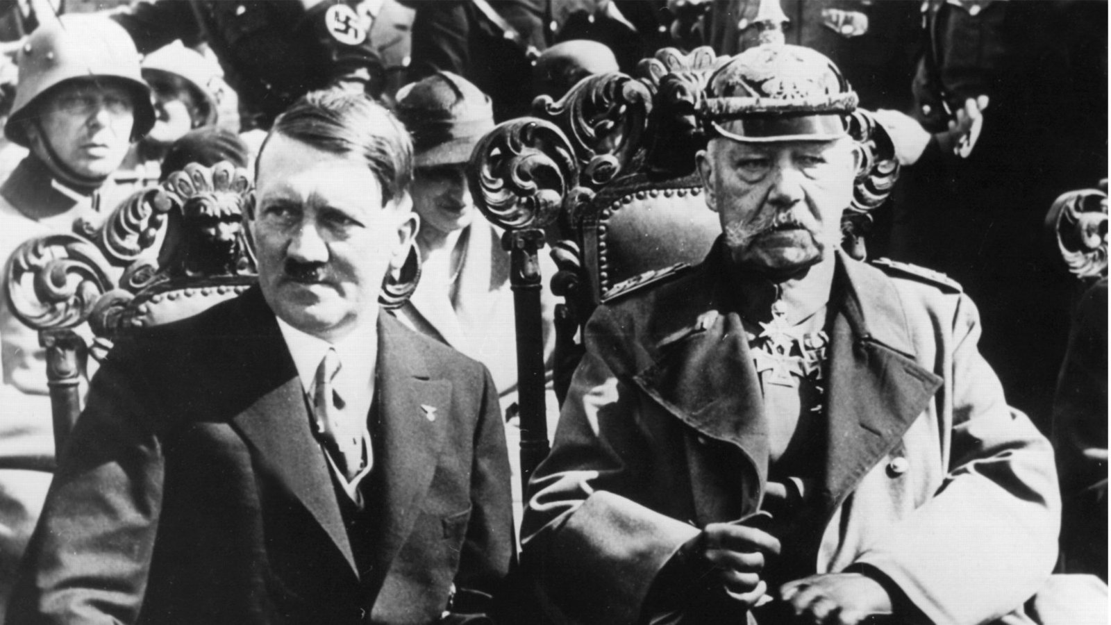 Bis in die frühen 1990 Jahre hinein standen Adolf Hitler (links) und Paul von Hindenburg in manchen Städten noch auf der Ehrenbürgerliste.Foto: dpa/dpa Bis in die frühen 1990 Jahre hinein standen Adolf Hitler (links) und Paul von Hindenburg in manchen Städten noch auf der Ehrenbürgerliste.Foto: dpa/dpa