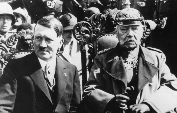 Bis in die frühen 1990 Jahre hinein standen Adolf Hitler (links) und Paul von Hindenburg in manchen Städten noch auf der Ehrenbürgerliste.<span class='image-autor'>Foto: dpa/dpa</span>