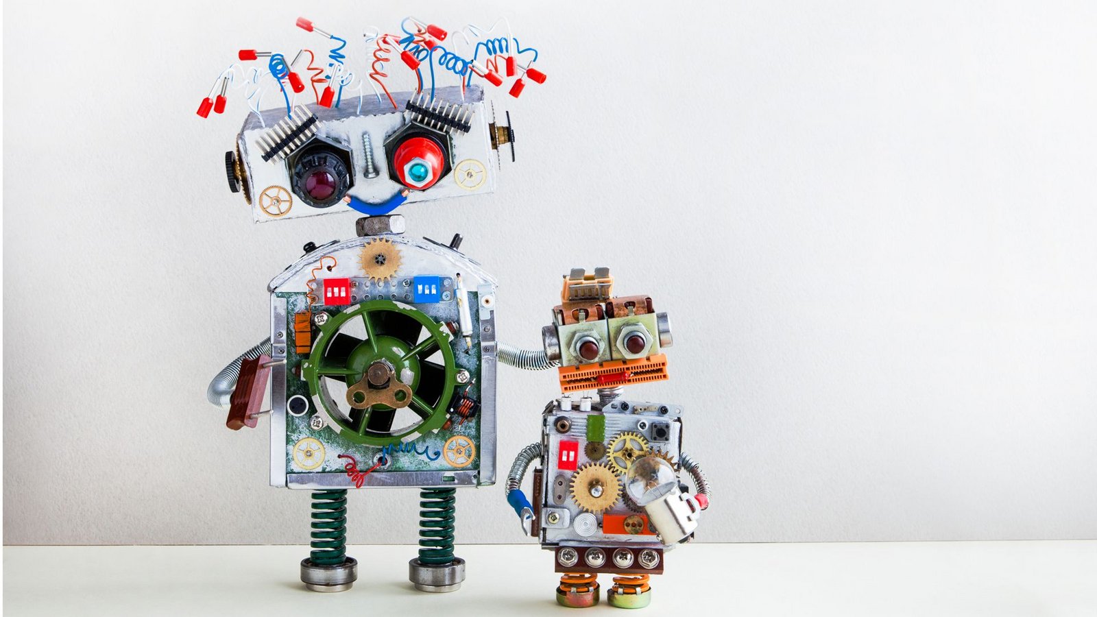 Wenn die Erwachsenen den Kleinen die Tücken Technik erklären wollen, müssen sie selbst lernen, sie zu beherrschen.Foto: Adobe Stock/besjunior