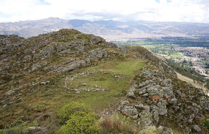 Auf diesem Aussichtspunkt nahe einem Andengipfel bei der peruanischen Stadt Cajamarca errichteten Menschen vor rund 4800 Jahren einen Steinkreis aus Megalithen.<span class='image-autor'>Foto: © Toohey et al./Science Advances, CC-by-nc/4.0</span>