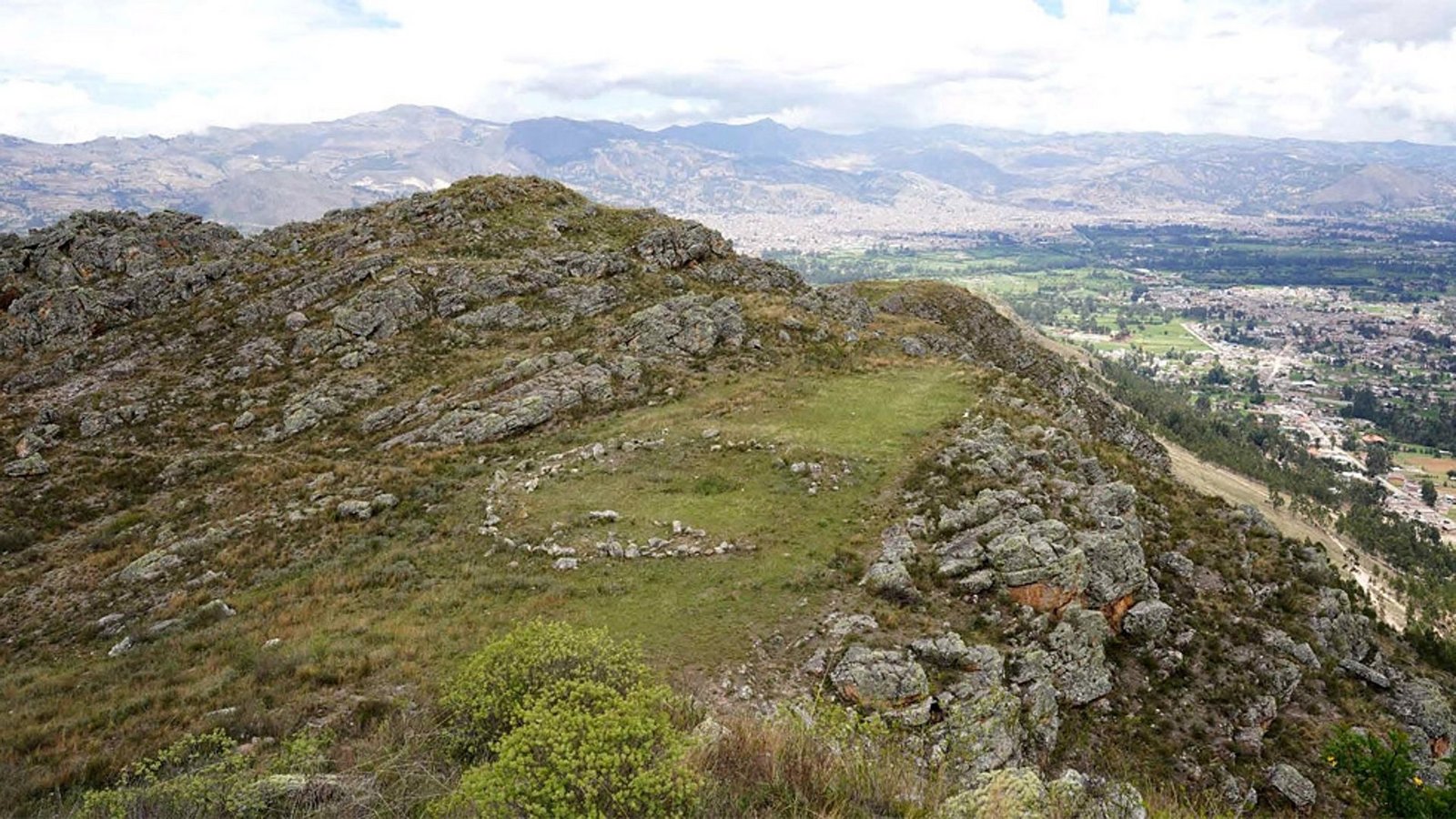 Auf diesem Aussichtspunkt nahe einem Andengipfel bei der peruanischen Stadt Cajamarca errichteten Menschen vor rund 4800 Jahren einen Steinkreis aus Megalithen.Foto: © Toohey et al./Science Advances, CC-by-nc/4.0 Auf diesem Aussichtspunkt nahe einem Andengipfel bei der peruanischen Stadt Cajamarca errichteten Menschen vor rund 4800 Jahren einen Steinkreis aus Megalithen.Foto: © Toohey et al./Science Advances, CC-by-nc/4.0