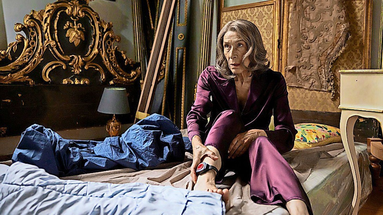 Gloria Almeda (Adele Neuhauser) ist seit ihrer unerwarteten Rückkehr aus dem Gefängnis mit einer Fußfessel ans Schloss gebunden.Foto: ZDF /Fabio Eppensteiner Gloria Almeda (Adele Neuhauser) ist seit ihrer unerwarteten Rückkehr aus dem Gefängnis mit einer Fußfessel ans Schloss gebunden.Foto: ZDF /Fabio Eppensteiner