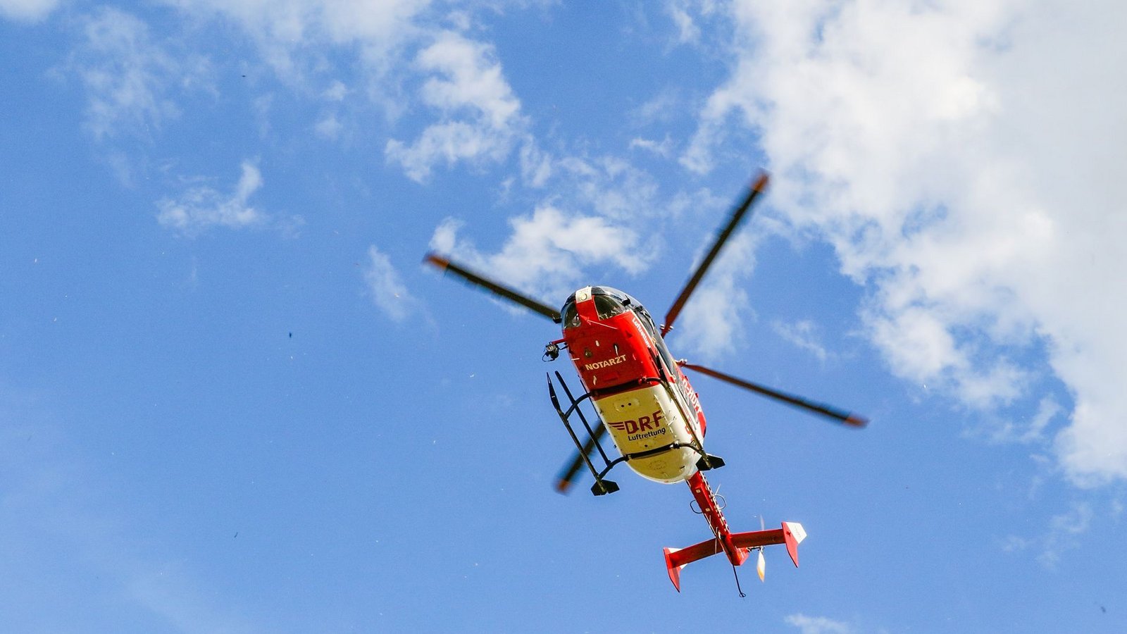 Ein Rettungshubschrauber fliegt am Himmel. (Symbolfoto)Foto: KS-Images.de / Andreas Rometsch/KS-Images.de / Andreas Rometsch