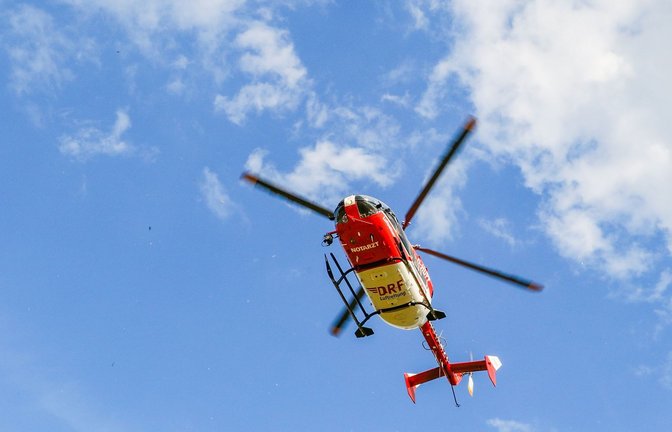 Ein Rettungshubschrauber fliegt am Himmel. (Symbolfoto)<span class='image-autor'>Foto: KS-Images.de / Andreas Rometsch/KS-Images.de / Andreas Rometsch</span>