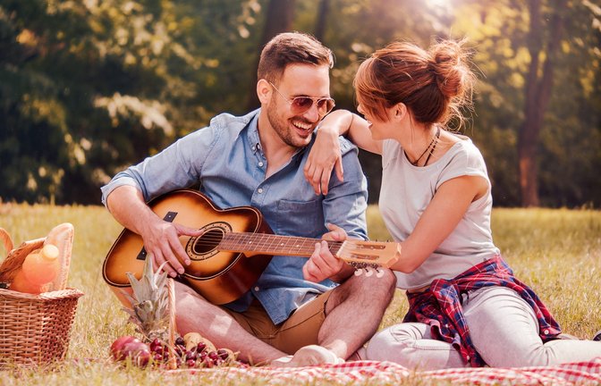 Picknicken: Eine romantische Date-Idee für den Sommer.<span class='image-autor'>Foto: Bobex-73 / shutterstock.com</span>