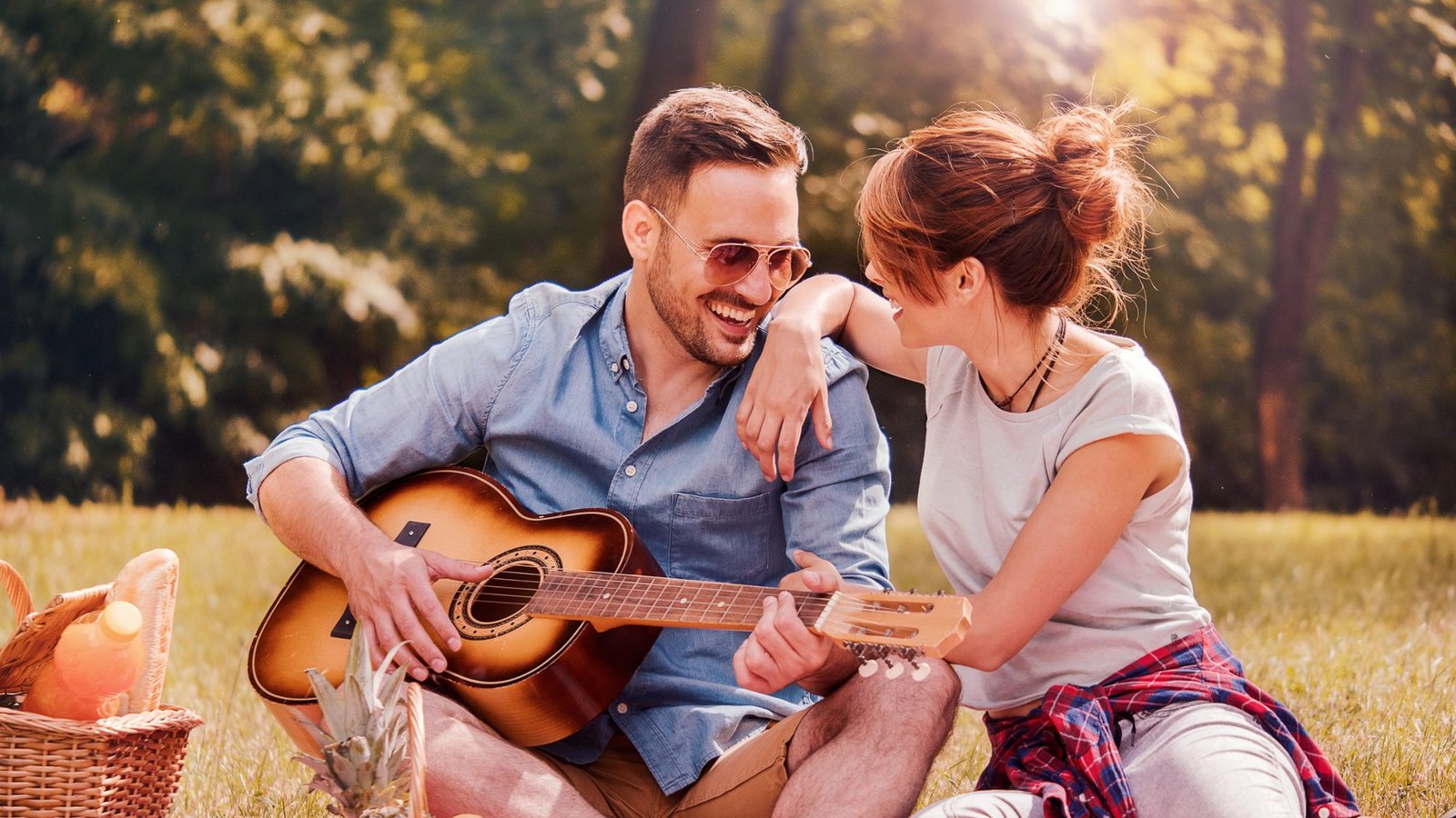 Picknicken: Eine romantische Date-Idee für den Sommer.Foto: Bobex-73 / shutterstock.com Picknicken: Eine romantische Date-Idee für den Sommer.Foto: Bobex-73 / shutterstock.com