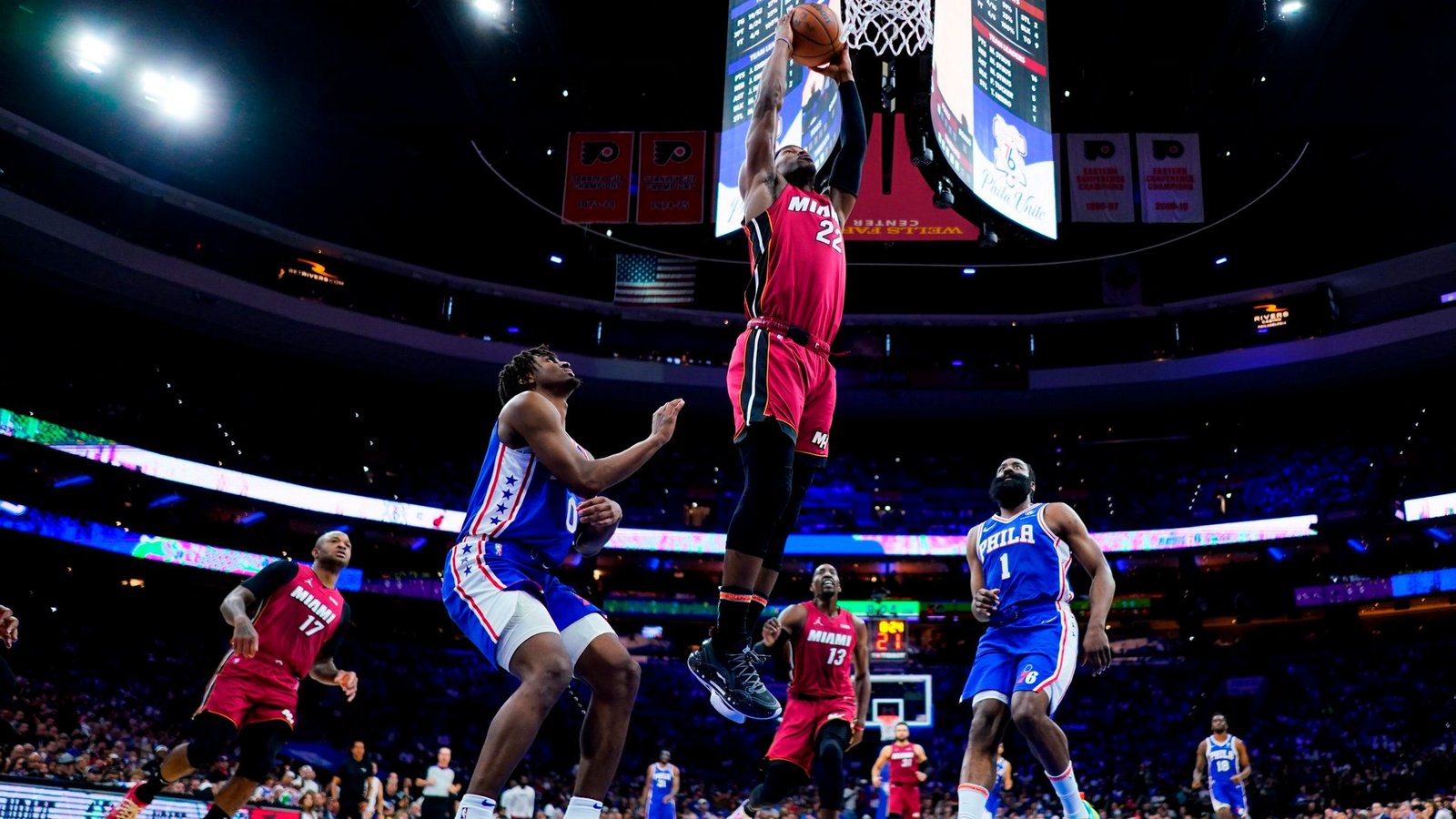 Jimmy Butler (oben) von den Miami Heat in Aktion gegen Tyrese Maxey (2.v.l, 0) und James Harden (1, 2.v.r) von den Philadelphia 76ers.Foto: Matt Slocum/AP/dpa