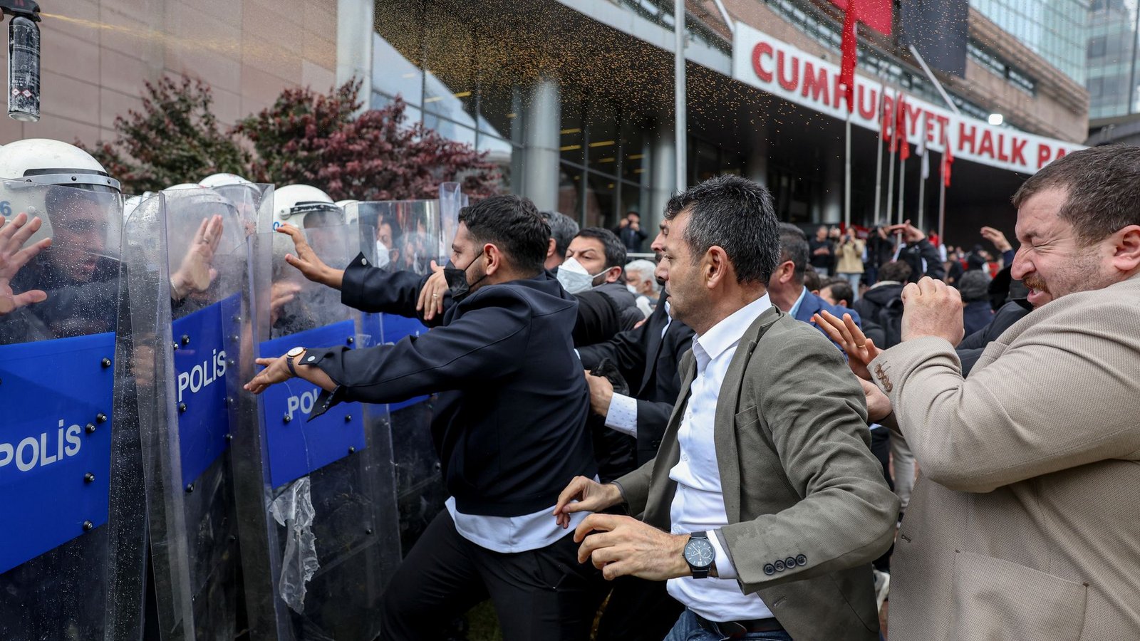 Die Polizei stürmte die Zentrale der Opposition in AnkaraFoto: Ugur Yildirim/Dia Photo/AP/dpa