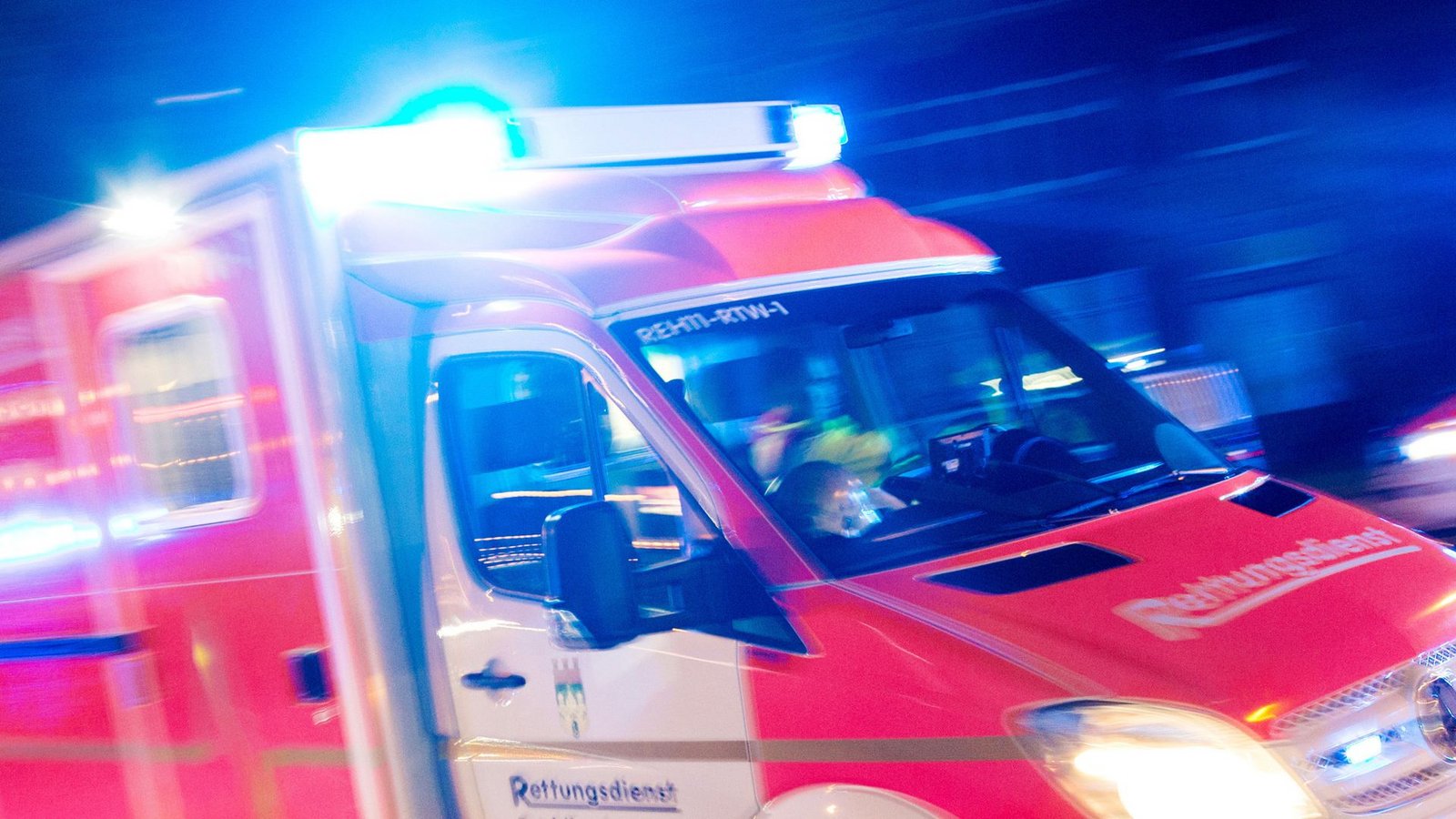Rettungskräfte brachten den Schwerverletzten ins Krankenhaus. (Symbolbild)Foto: dpa/Marcel Kusch
