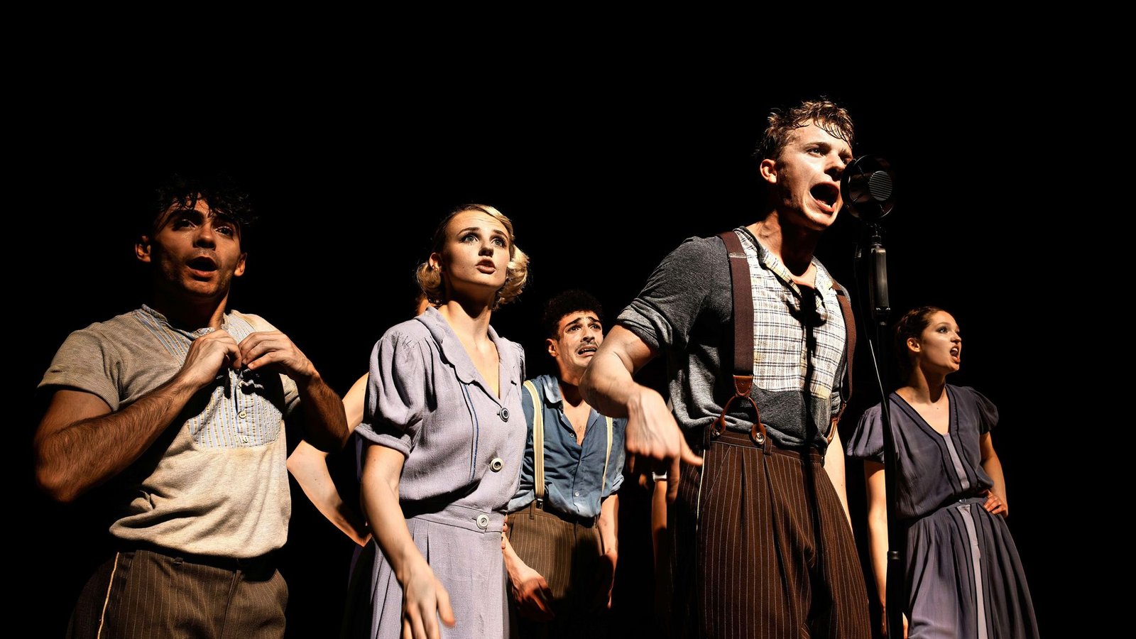 Aufstand der Dienerschaft: Szene aus dem Tanzstück „Barker“.Foto: Gauthier Dance/Jeantee Bak Aufstand der Dienerschaft: Szene aus dem Tanzstück „Barker“.Foto: Gauthier Dance/Jeantee Bak