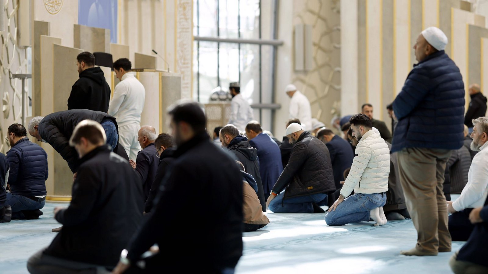 Muslime beim Gebet während des Ramadan. FFoto: www.imago-images.de/IMAGO/Christoph Hardt Muslime beim Gebet während des Ramadan. FFoto: www.imago-images.de/IMAGO/Christoph Hardt