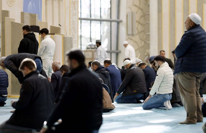 Muslime beim Gebet während des Ramadan. F<span class='image-autor'>Foto: www.imago-images.de/IMAGO/Christoph Hardt</span>