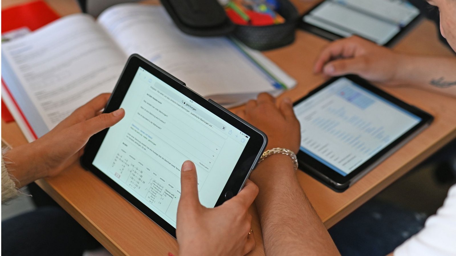 Tablets – richtig eingesetzt – können einen Beitrag dazu leisten, dass Kinder in der Schule selbstständiges Arbeiten lernen.Foto: dpa/Uli Deck Tablets – richtig eingesetzt – können einen Beitrag dazu leisten, dass Kinder in der Schule selbstständiges Arbeiten lernen.Foto: dpa/Uli Deck