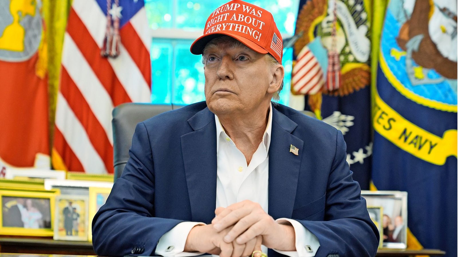 Donald Trump an seinem Schreibtisch im Weißen Haus: Er trägt eine Kappe mit der Aufschrift: „Trump hatte in allem recht!"Foto: Jacquelyn Martin/AP/dpa