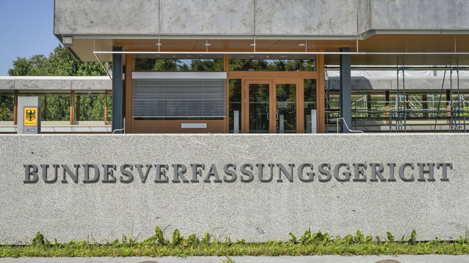Im Visier radikaler Kräfte: das BundesverfassungsgerichtFoto: imago/Schöning Im Visier radikaler Kräfte: das BundesverfassungsgerichtFoto: imago/Schöning