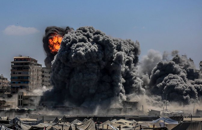 Israelisches Bombardement auf Gebäude in Gaza. Archäologen im Gazastreifen haben antike Ausgrabungen  vor einem israelischen Angriff gerettet (Archivfoto).<span class='image-autor'>Foto: IMAGO/Anadolu Agency/IMAGO/Saeed M. M. T. Jaras</span>