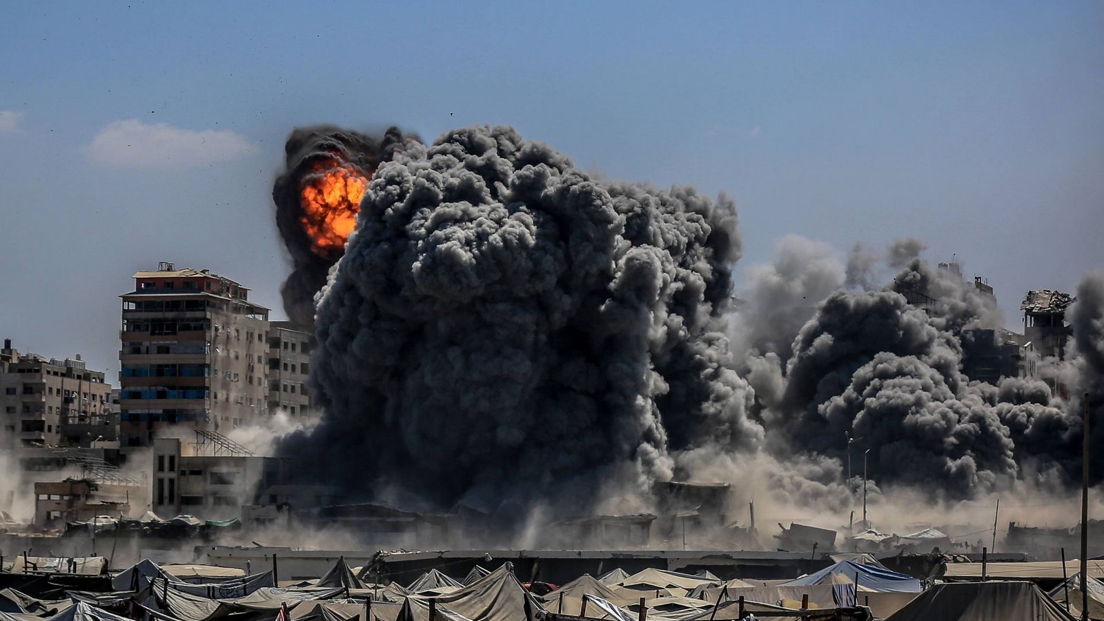 Israelisches Bombardement auf Gebäude in Gaza. Archäologen im Gazastreifen haben antike Ausgrabungen  vor einem israelischen Angriff gerettet (Archivfoto).Foto: IMAGO/Anadolu Agency/IMAGO/Saeed M. M. T. Jaras
